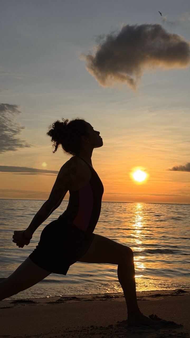 Práctica de yoga al atardecer junto al mar